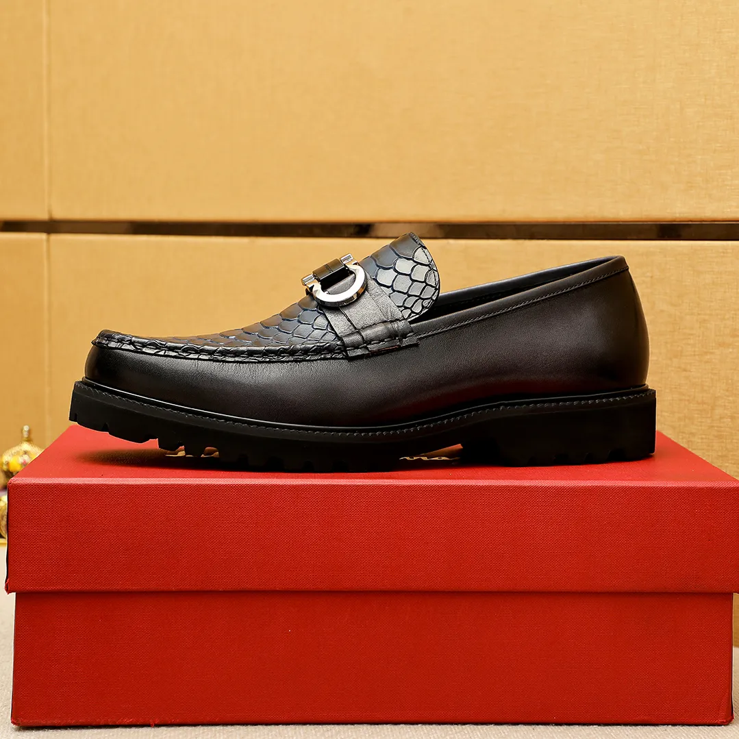 Men's shoes 💰560 💐 Product trademark: Ferragamo "Ferragamo" casual leather shoes Regular size: 38-44 (45.46🉑️customized) Product materials: Selected imported first-layer calfskin embossed upper + original hardware buckle, imported water-dyed cow leather lining. Strong three-dimensional visual effect, original outsole color: 2 colors available
